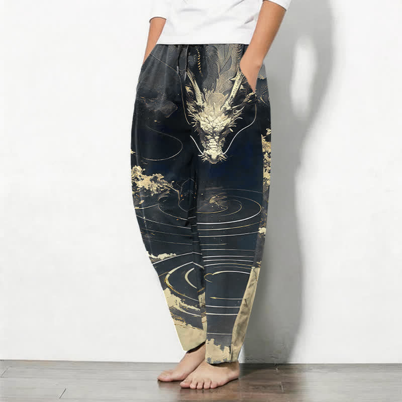Buddha Stones Pantalones de hombre de algodón puro con estampado de ondas de dragón dorado, cordón ajustable y corte cónico, con bolsillos. - image 8