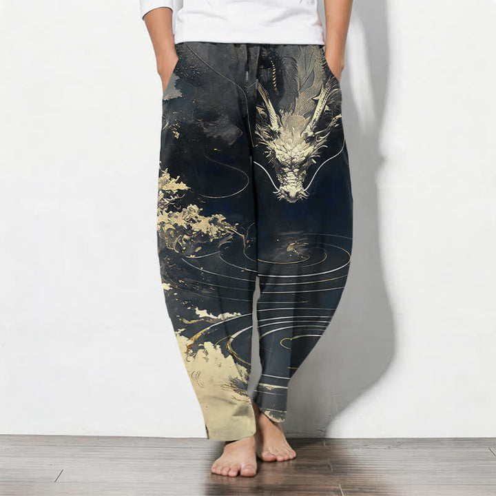Buddha Stones Pantalones de hombre de algodón puro con estampado de ondas de dragón dorado, cordón ajustable y corte cónico, con bolsillos. - Negro - US/UK/AU50, EU60 (5XL) - image 7