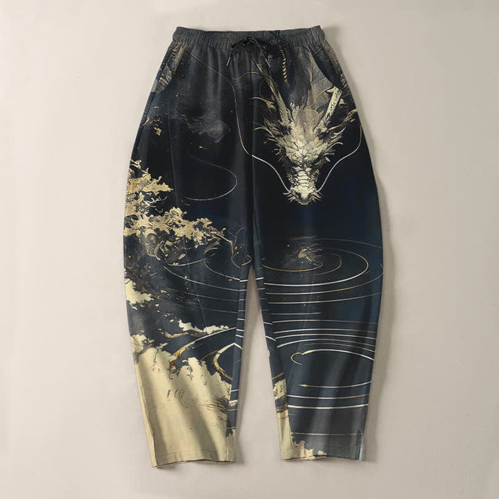 Buddha Stones Pantalones de hombre de algodón puro con estampado de ondas de dragón dorado, cordón ajustable y corte cónico, con bolsillos. - image 9
