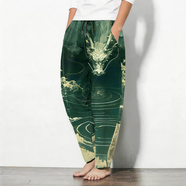 Buddha Stones Pantalones de hombre de algodón puro con estampado de ondas de dragón dorado, cordón ajustable y corte cónico, con bolsillos. - image 12