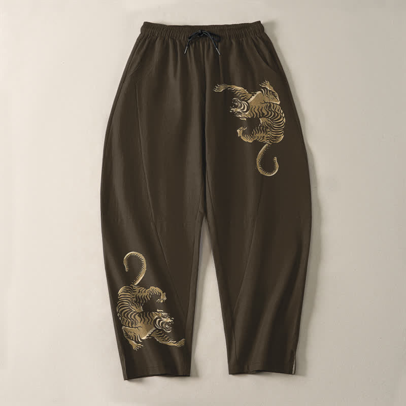 Buddha Stones Pantalones de hombre de algodón puro con estampado de tigre dorado, cordón ajustable y corte cónico, con bolsillos. - image 2