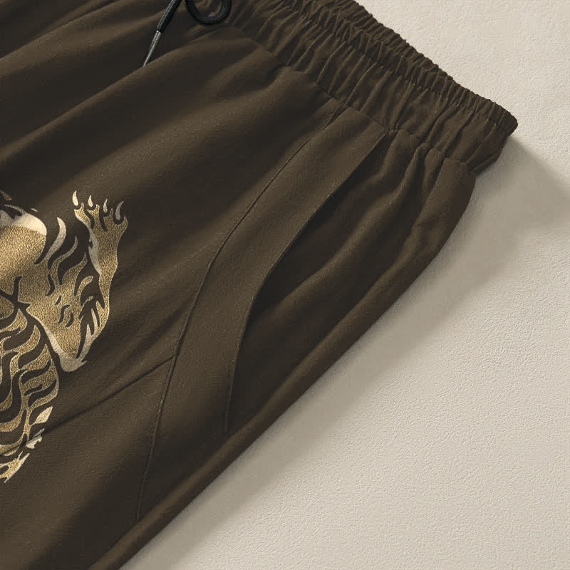 Buddha Stones Pantalones de hombre de algodón puro con estampado de tigre dorado, cordón ajustable y corte cónico, con bolsillos. - image 4