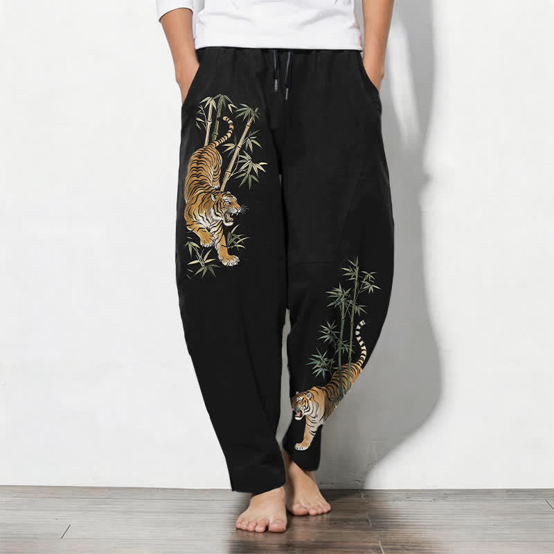 Buddha Stones Pantalones de hombre de algodón puro con estampado de bambú y tigre, corte ajustado, cordón y bolsillos. - Negro - US/UK/AU50, EU60 (5XL) - image 0