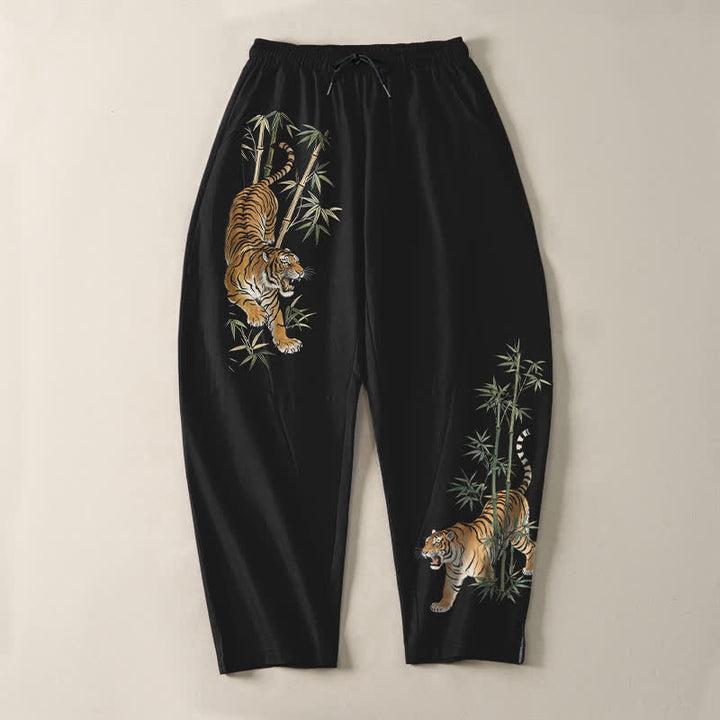 Buddha Stones Pantalones de hombre de algodón puro con estampado de bambú y tigre, corte ajustado, cordón y bolsillos. - image 2