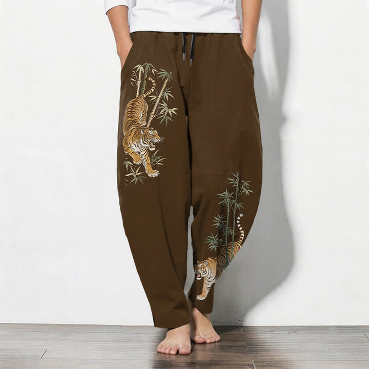 Buddha Stones Pantalones de hombre de algodón puro con estampado de bambú y tigre, corte ajustado, cordón y bolsillos. - Marrón silla de montar - US/UK/AU50, EU60 (5XL) - image 7