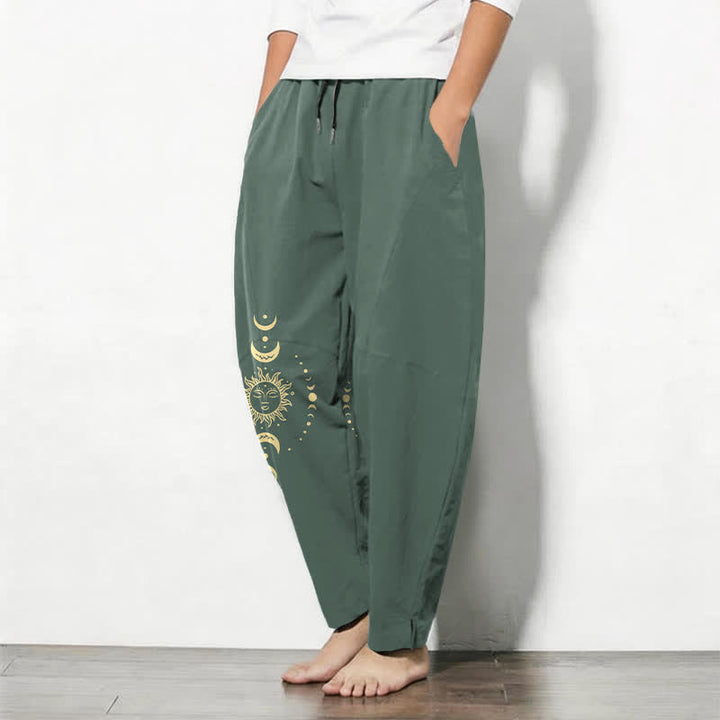 Buddha Stones Pantalones de hombre de algodón puro con estampado de sol y luna celestiales, cordón ajustable y corte cónico, con bolsillos. - image 1