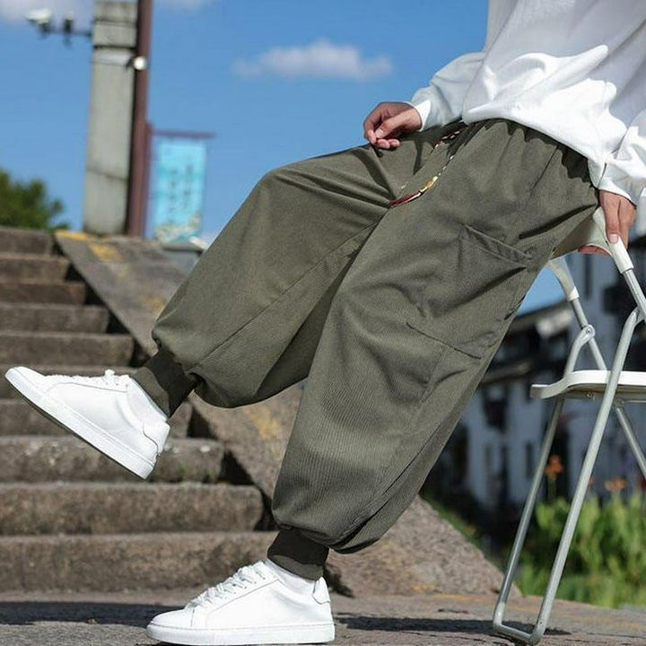 Buddha Stones Pantalones casuales de otoño/invierno con cordón ajustable y bolsillo de parche. Pantalones tobilleros lisos para hombre con corte ajustado y bolsillo. - Verde oliva - US/UK/AU46, EU56 (5XL) - image 0