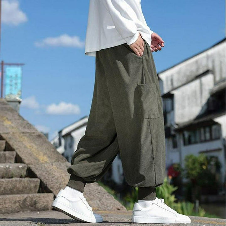 Buddha Stones Pantalones casuales de otoño/invierno con cordón ajustable y bolsillo de parche. Pantalones tobilleros lisos para hombre con corte ajustado y bolsillo. - image 4
