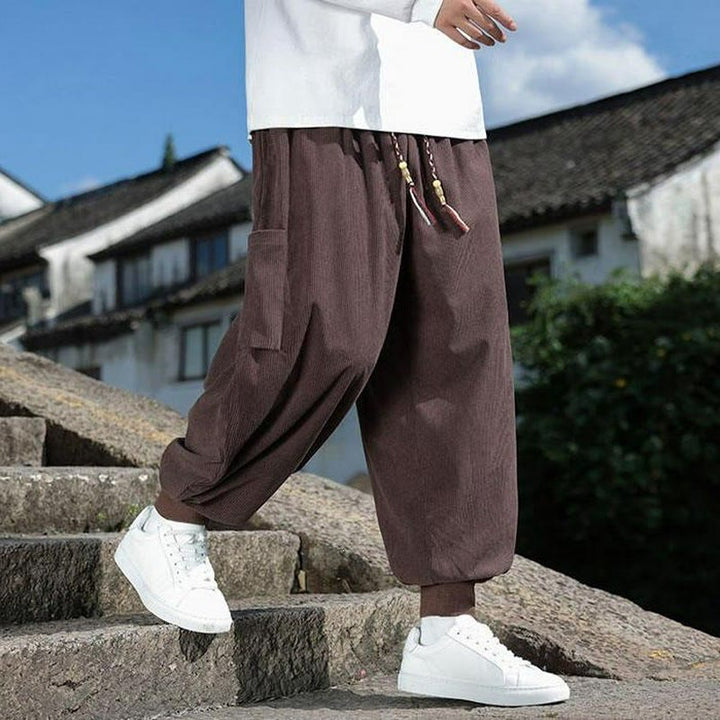Buddha Stones Pantalones casuales de otoño/invierno con cordón ajustable y bolsillo de parche. Pantalones tobilleros lisos para hombre con corte ajustado y bolsillo. - image 8