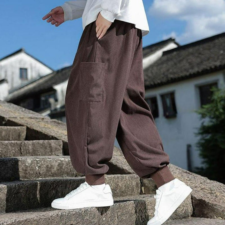 Buddha Stones Pantalones casuales de otoño/invierno con cordón ajustable y bolsillo de parche. Pantalones tobilleros lisos para hombre con corte ajustado y bolsillo. - image 10
