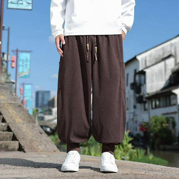 Buddha Stones Pantalones casuales de otoño/invierno con cordón ajustable y bolsillo de parche. Pantalones tobilleros lisos para hombre con corte ajustado y bolsillo. - image 7