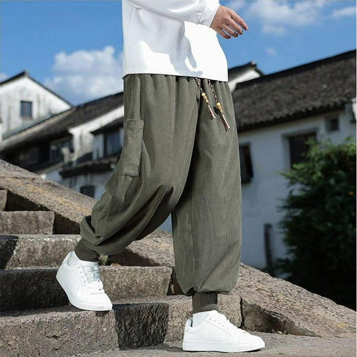 Buddha Stones Pantalones casuales de otoño/invierno con cordón ajustable y bolsillo de parche. Pantalones tobilleros lisos para hombre con corte ajustado y bolsillo. - image 2