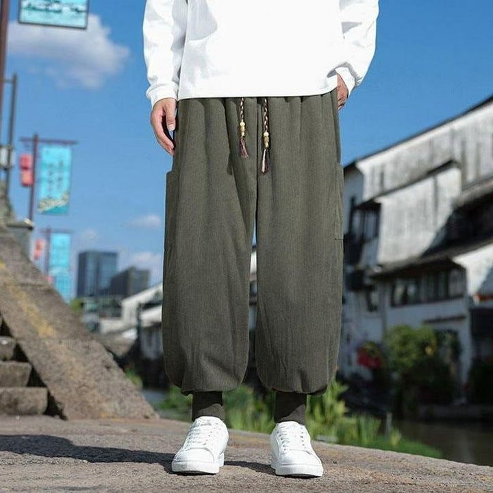 Buddha Stones Pantalones casuales de otoño/invierno con cordón ajustable y bolsillo de parche. Pantalones tobilleros lisos para hombre con corte ajustado y bolsillo. - image 1