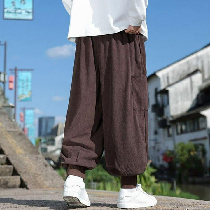 Buddha Stones Pantalones casuales de otoño/invierno con cordón ajustable y bolsillo de parche. Pantalones tobilleros lisos para hombre con corte ajustado y bolsillo. - image 11