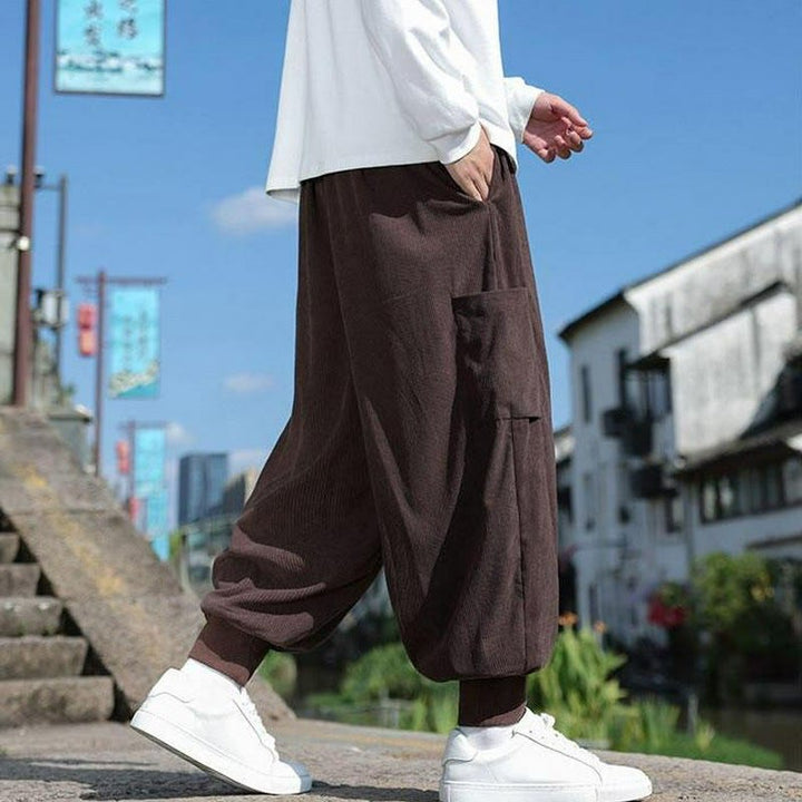 Buddha Stones Pantalones casuales de otoño/invierno con cordón ajustable y bolsillo de parche. Pantalones tobilleros lisos para hombre con corte ajustado y bolsillo. - image 9