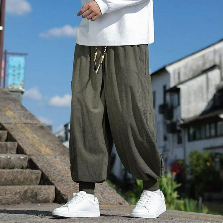 Buddha Stones Pantalones casuales de otoño/invierno con cordón ajustable y bolsillo de parche. Pantalones tobilleros lisos para hombre con corte ajustado y bolsillo. - image 3