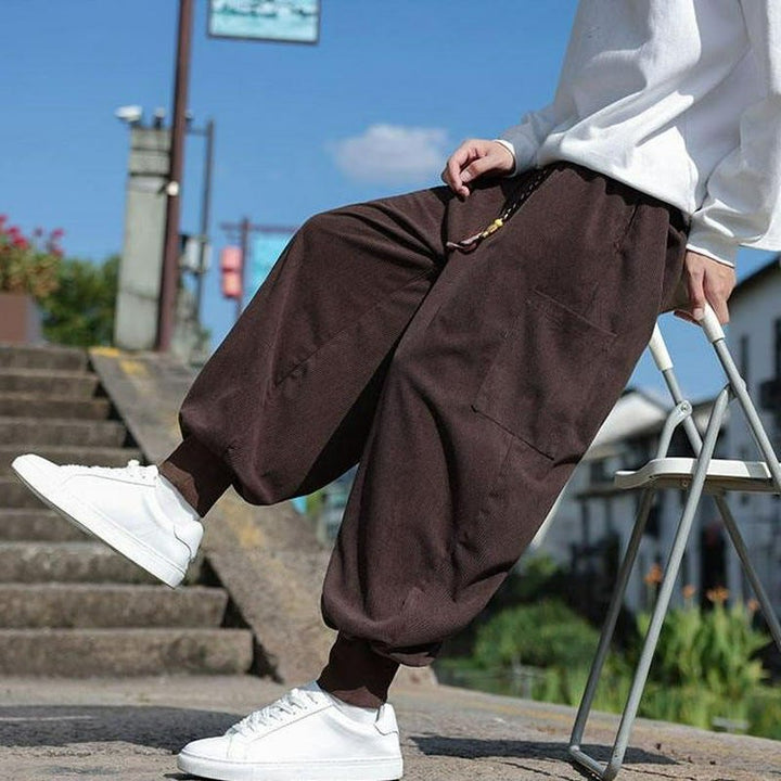 Buddha Stones Pantalones casuales de otoño/invierno con cordón ajustable y bolsillo de parche. Pantalones tobilleros lisos para hombre con corte ajustado y bolsillo. - Tierra de siena - US/UK/AU46, EU56 (5XL) - image 6
