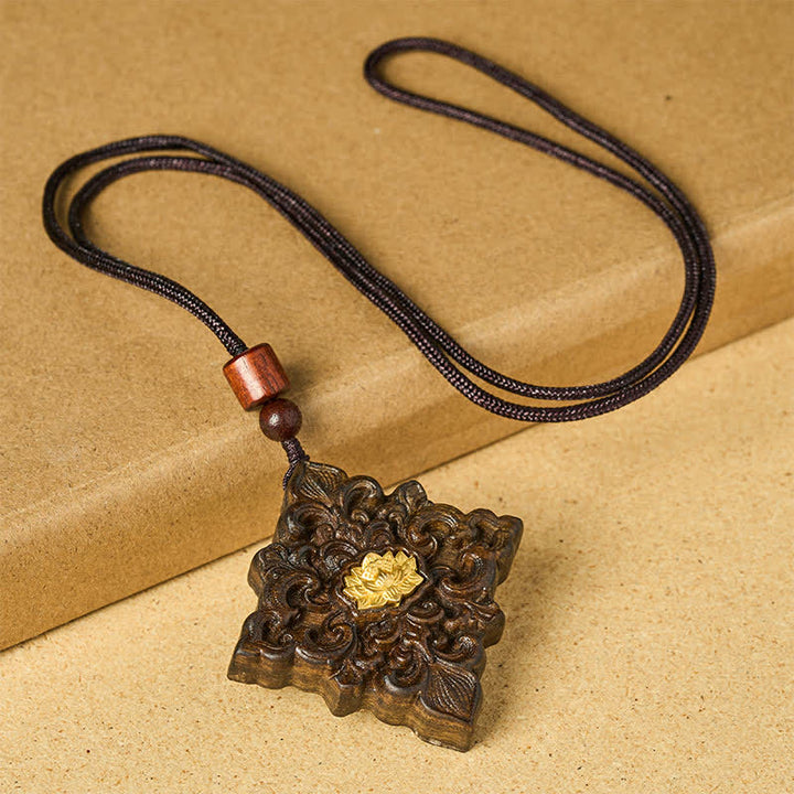 Buddha Stones Collar con colgante de iluminación de madera de sappan con forma cuadrada tallada de loto - image 1