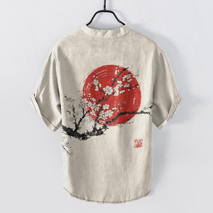 Buddha Stones Camisa de manga corta con medio botón para hombre, con estampado de flores de ciruelo y sol, de Cotton Ink. - image 1