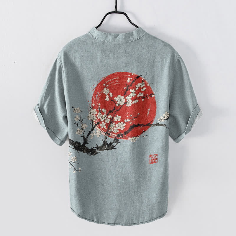 Buddha Stones Camisa de manga corta con medio botón para hombre, con estampado de flores de ciruelo y sol, de Cotton Ink. - image 6