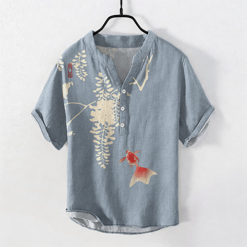 Buddha Stones Camisa de manga corta con medio botón para hombre, de algodón, con estampado floral de peces koi y enredaderas. - Azul claro - US/UK/AU50, EU60 (5XL) - image 0