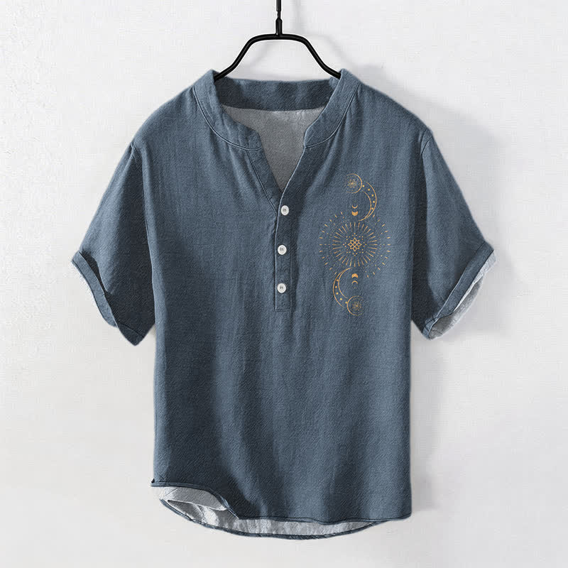 Buddha Stones Camisa de manga corta con medio botón y estampado de sol, luna y estrellas de algodón para hombre - Azul acero - US/UK/AU50, EU60 (5XL) - image 0