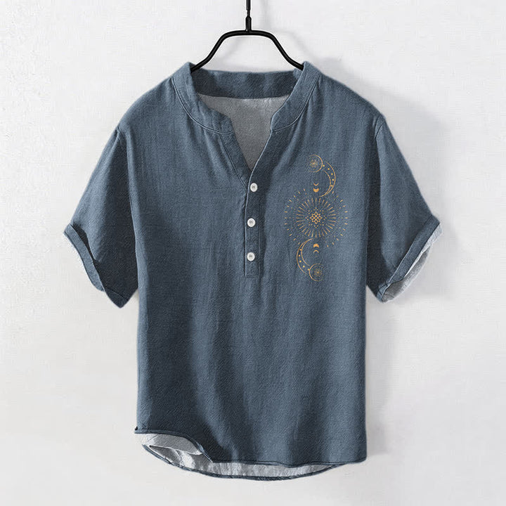 Buddha Stones Camisa de manga corta con medio botón y estampado de sol, luna y estrellas de algodón para hombre - Azul acero - US/UK/AU50, EU60 (5XL) - image 0