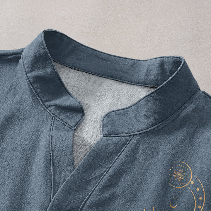 Buddha Stones Camisa de manga corta con medio botón y estampado de sol, luna y estrellas de algodón para hombre - image 2