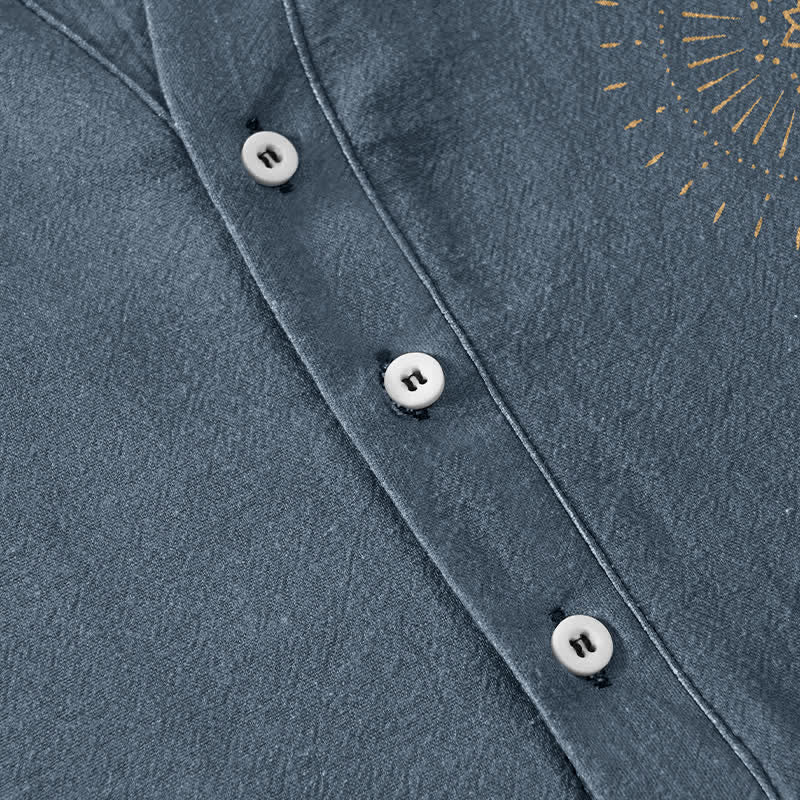 Buddha Stones Camisa de manga corta con medio botón y estampado de sol, luna y estrellas de algodón para hombre - image 3