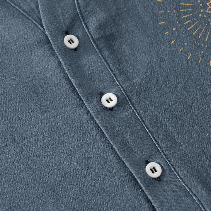 Buddha Stones Camisa de manga corta con medio botón y estampado de sol, luna y estrellas de algodón para hombre - image 3