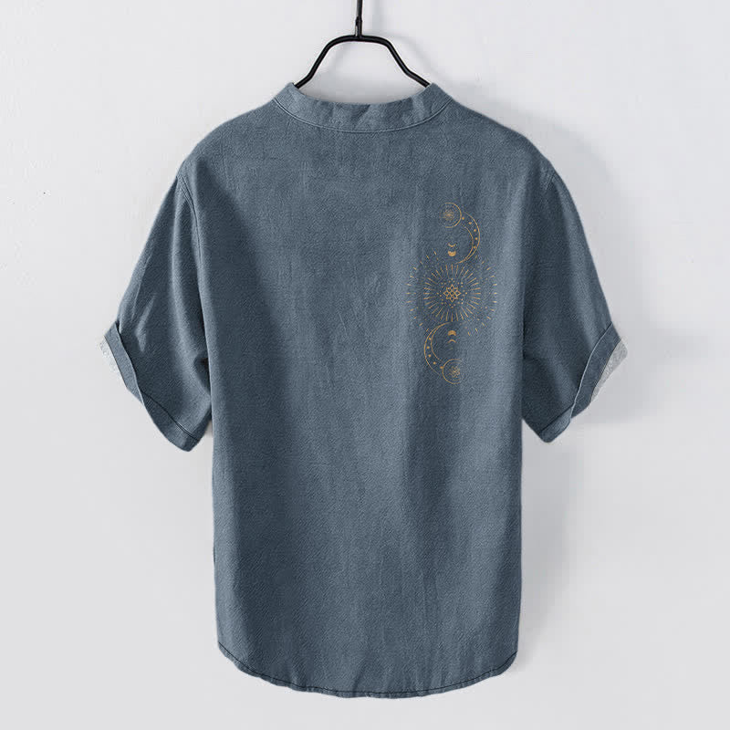 Buddha Stones Camisa de manga corta con medio botón y estampado de sol, luna y estrellas de algodón para hombre - image 1