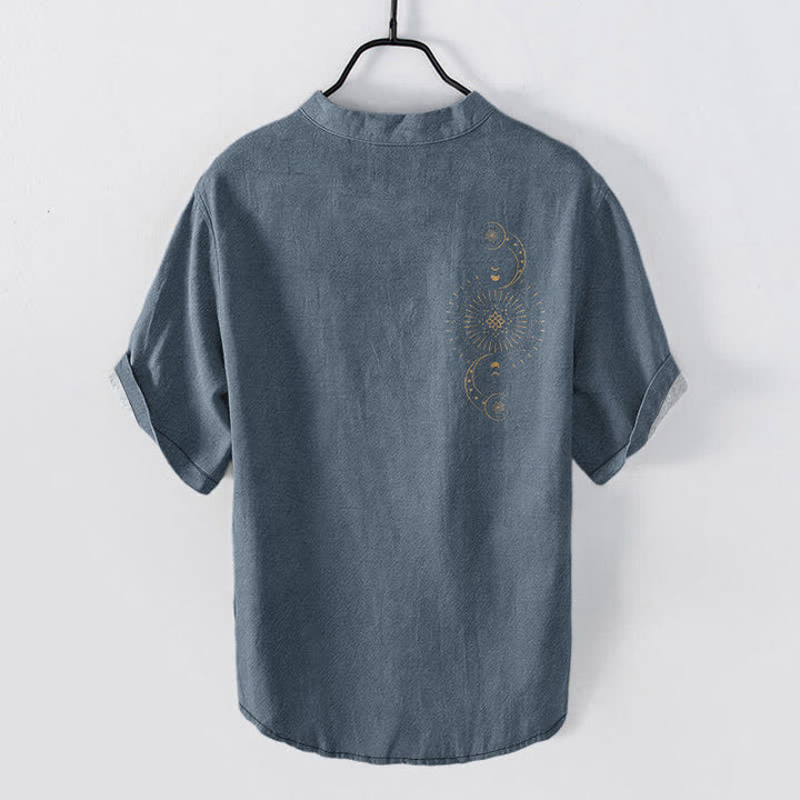 Buddha Stones Camisa de manga corta con medio botón y estampado de sol, luna y estrellas de algodón para hombre - image 1