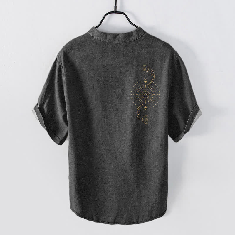 Buddha Stones Camisa de manga corta con medio botón y estampado de sol, luna y estrellas de algodón para hombre - image 6