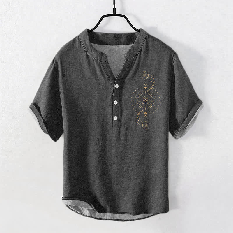 Buddha Stones Camisa de manga corta con medio botón y estampado de sol, luna y estrellas de algodón para hombre - Negro - US/UK/AU50, EU60 (5XL) - image 5