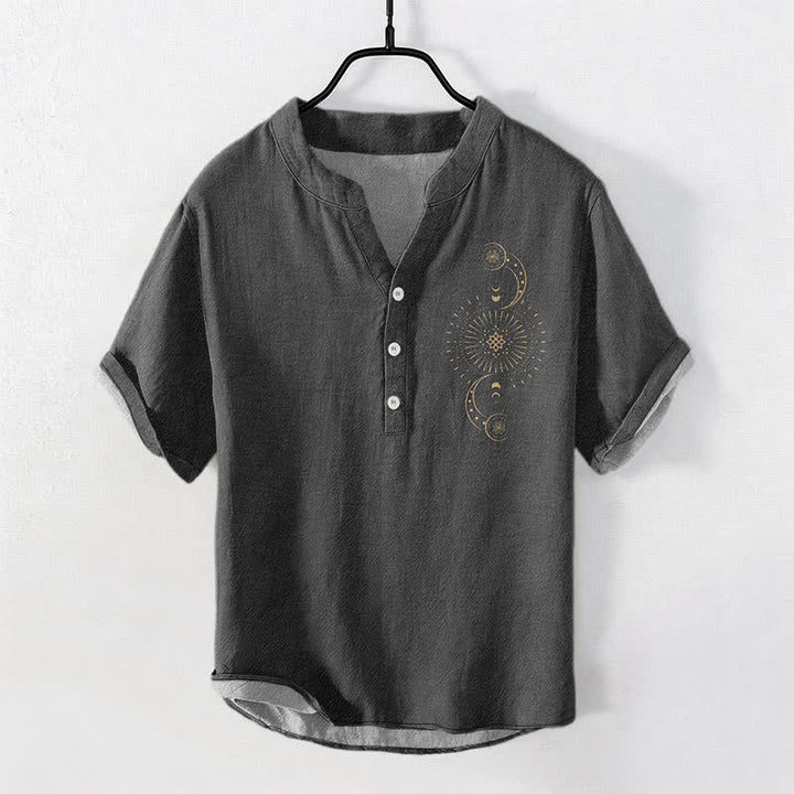Buddha Stones Camisa de manga corta con medio botón y estampado de sol, luna y estrellas de algodón para hombre - Negro - US/UK/AU50, EU60 (5XL) - image 5