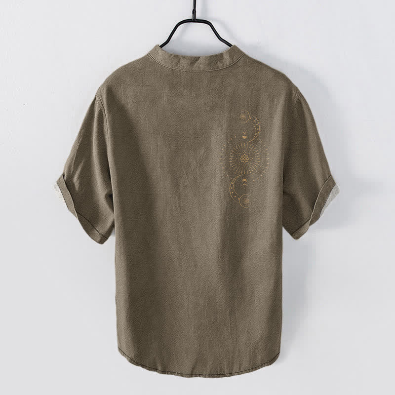 Buddha Stones Camisa de manga corta con medio botón y estampado de sol, luna y estrellas de algodón para hombre - image 8