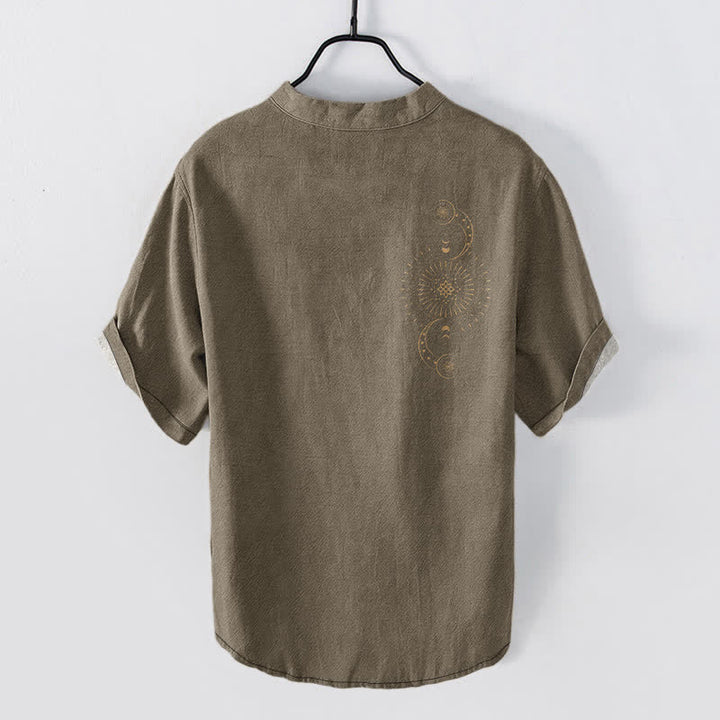 Buddha Stones Camisa de manga corta con medio botón y estampado de sol, luna y estrellas de algodón para hombre - image 8