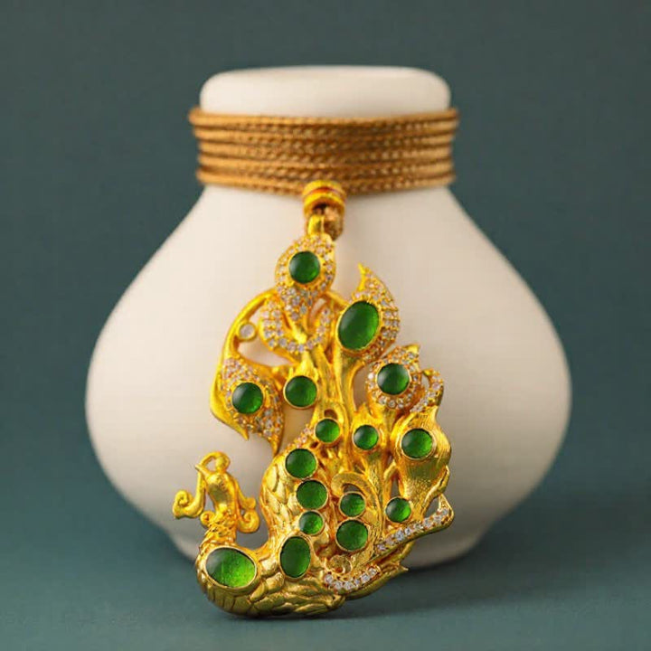 Buddha Stones Collar de latón chapado en oro con diseño de pavo real y símbolo de autoconfianza. - image 2