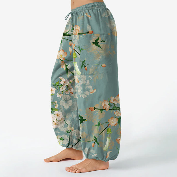 Buddha Stones Pantalones harem de mujer con cintura elástica y bolsillos laterales, estampado de flores de durazno y pájaros volando, hechos de algodón. - image 1