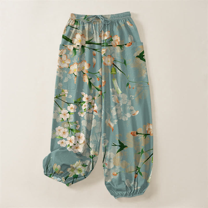 Buddha Stones Pantalones harem de mujer con cintura elástica y bolsillos laterales, estampado de flores de durazno y pájaros volando, hechos de algodón. - image 3