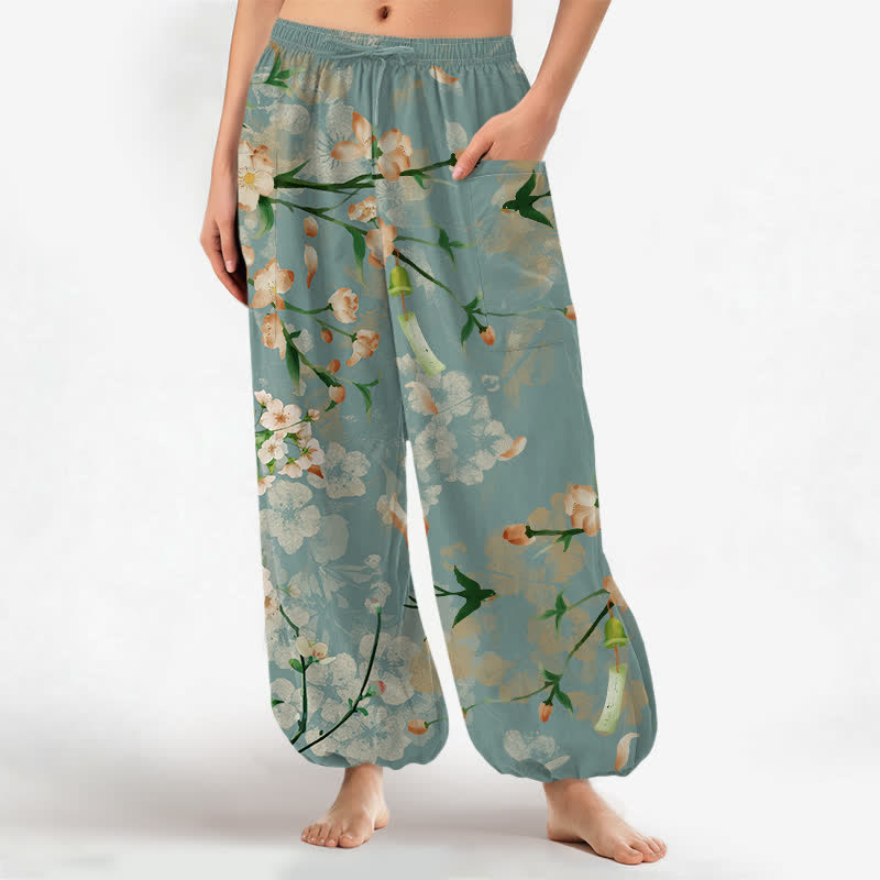 Buddha Stones Pantalones harem de mujer con cintura elástica y bolsillos laterales, estampado de flores de durazno y pájaros volando, hechos de algodón. - Azul cadete - US16，UK/AU20，EU48 (3XL) - image 0