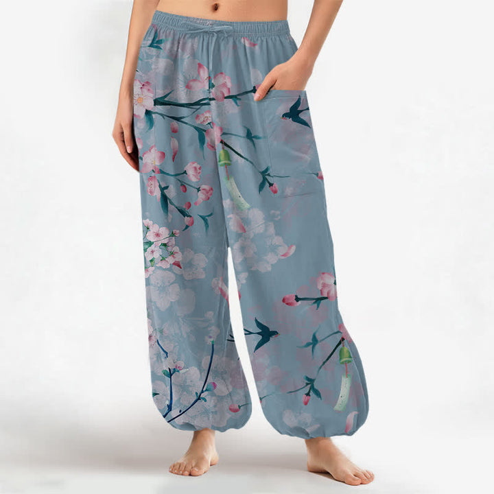 Buddha Stones Pantalones harem de mujer con cintura elástica y bolsillos laterales, estampado de flores de durazno y pájaros volando, hechos de algodón. - Azul acero claro - US16，UK/AU20，EU48 (3XL) - image 10