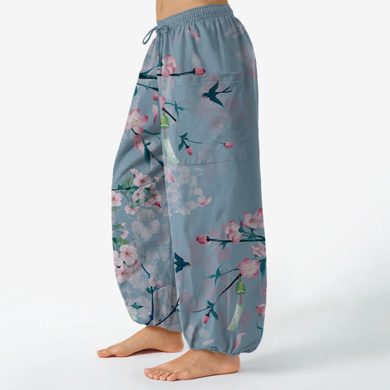 Buddha Stones Pantalones harem de mujer con cintura elástica y bolsillos laterales, estampado de flores de durazno y pájaros volando, hechos de algodón. - image 11