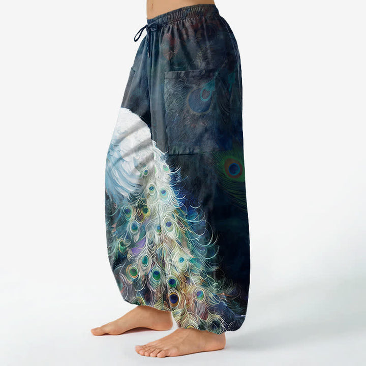Buddha Stones Pantalones harem de algodón blanco con estampado de plumas de pavo real para mujer, cintura elástica y bolsillos laterales. - image 1