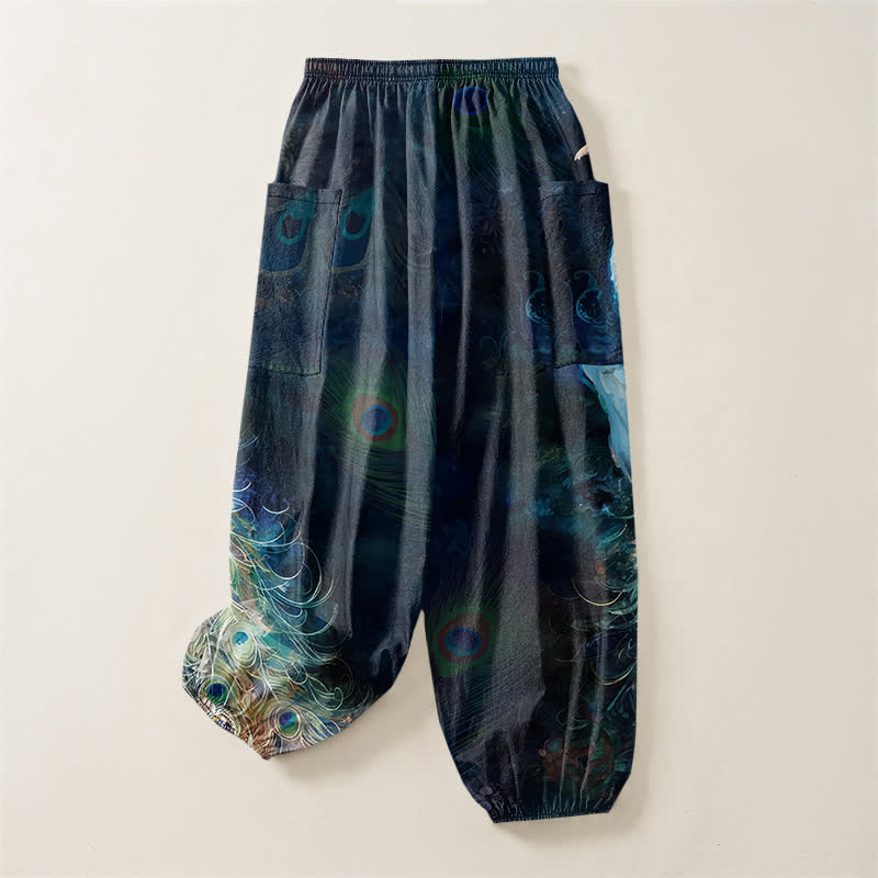 Buddha Stones Pantalones harem de algodón blanco con estampado de plumas de pavo real para mujer, cintura elástica y bolsillos laterales. - image 4