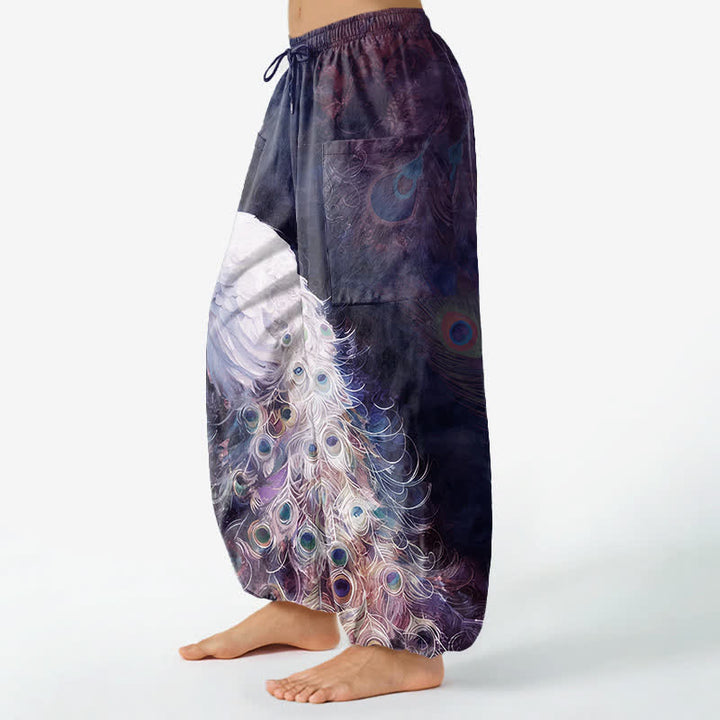 Buddha Stones Pantalones harem de algodón blanco con estampado de plumas de pavo real para mujer, cintura elástica y bolsillos laterales. - image 8