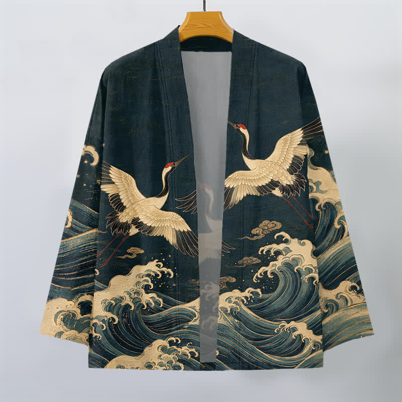 Buddha Stones Kimono de hombre con frente abierto, estampado de grulla dorada y ondas, de algodón. - image 7