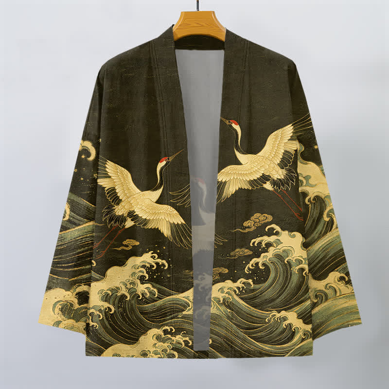 Buddha Stones Kimono de hombre con frente abierto, estampado de grulla dorada y ondas, de algodón. - image 10