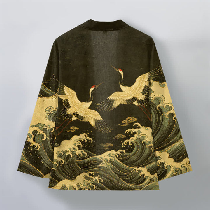 Buddha Stones Kimono de hombre con frente abierto, estampado de grulla dorada y ondas, de algodón. - image 11