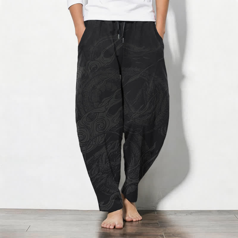 Buddha Stones Pantalones de hombre de algodón puro con estampado de ondas de dragón místico, cordón ajustable y corte cónico, con bolsillos. - Negro - US/UK/AU50, EU60 (5XL) - image 0